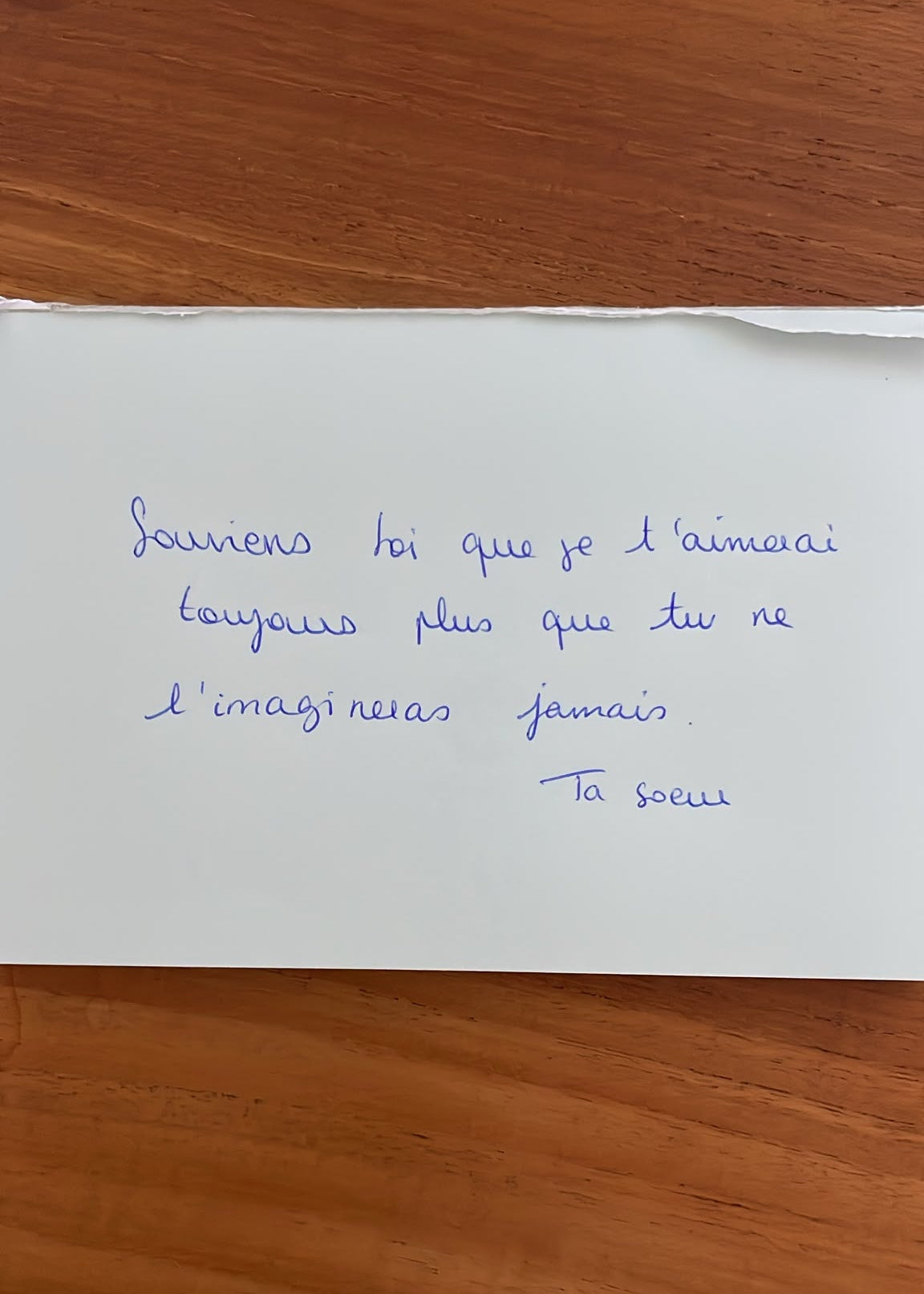 mot écrit à la main puis brodé